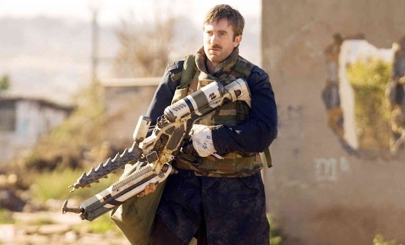 Protagonist Wikus van der merwe, kojeg glumi Sharlto Copley, s ARC pištoljem u Distriktu 9
