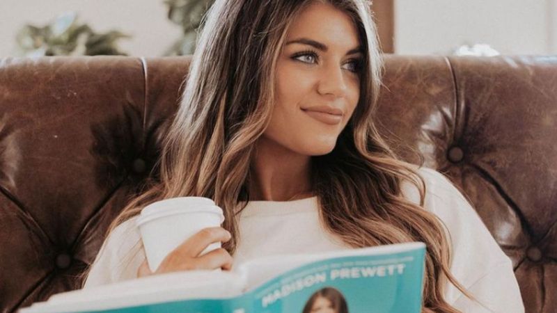 Madison Prewett bere svojo novo knjigo