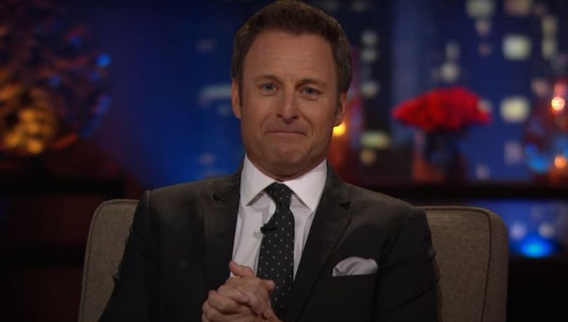 Chris Harrison pozdravlja publiku