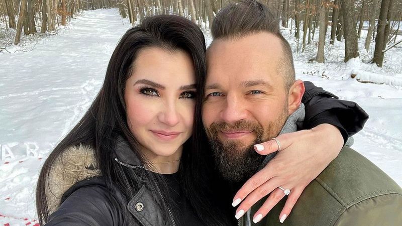 Derrick Kosinski i Nicole Gruman poziraju na Instagramu nakon prosidbe u Zapadnoj Virginiji