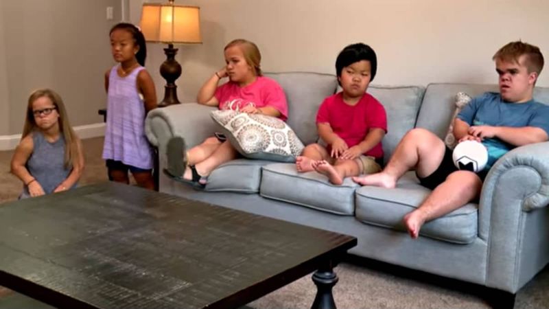Djeca Johnston u svojoj novoj kući u ulici 7 Little Johnstons