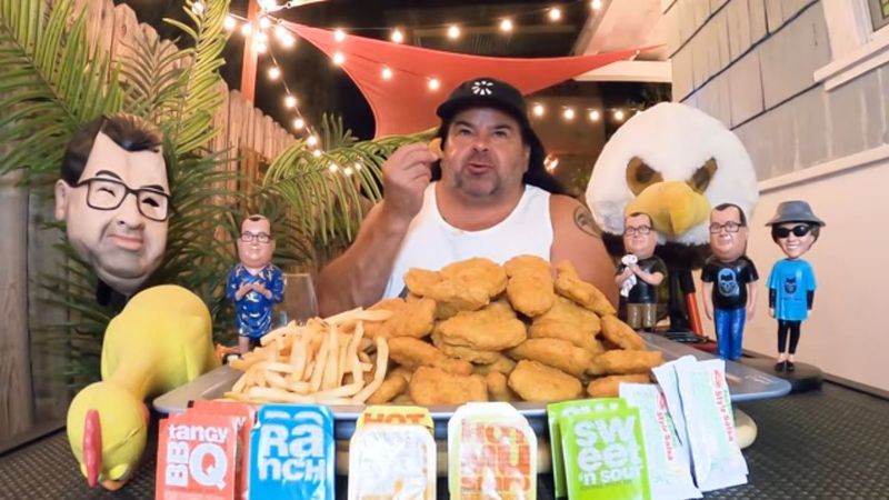 Big Ed učestvuje u 100 Chicken Nugget Challengeu na svom YouTube kanalu.