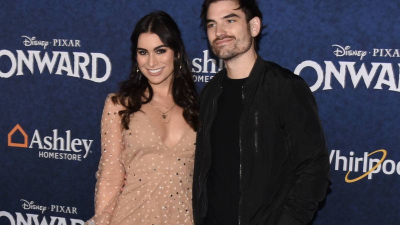 Ashley Iaconetti i Jared Haibon na crvenom tepihu.