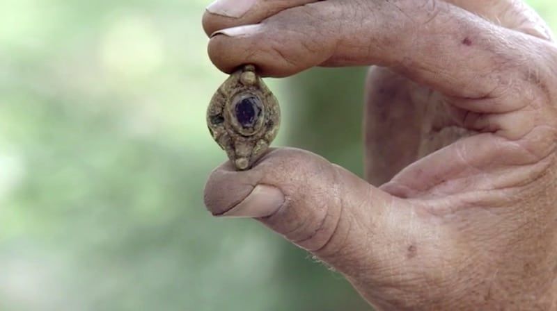 Broš s draguljima otkriven na otoku Oak