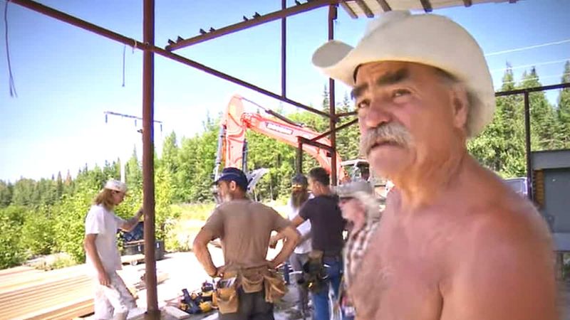 Marty Raney nam daje podrobnosti o tem, kako pravilno postaviti stene, z varnostnimi nasveti. Zasluge za sliko: Discovery.