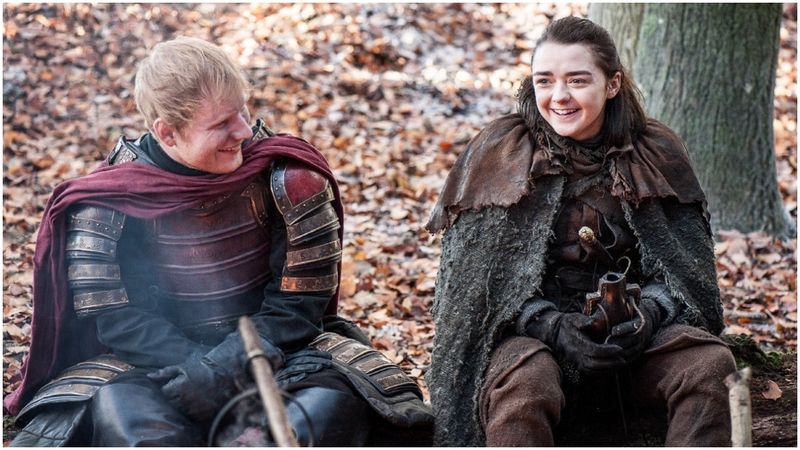 Ed Sheeran kao Lannisterov vojnik i Maisie Williams kao Arya Stark, što se vidi u Epizodi 1 HBO-a
