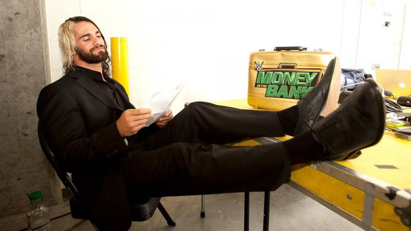 Seth Rollins diže noge sa svojom aktovkom Money in the Bank