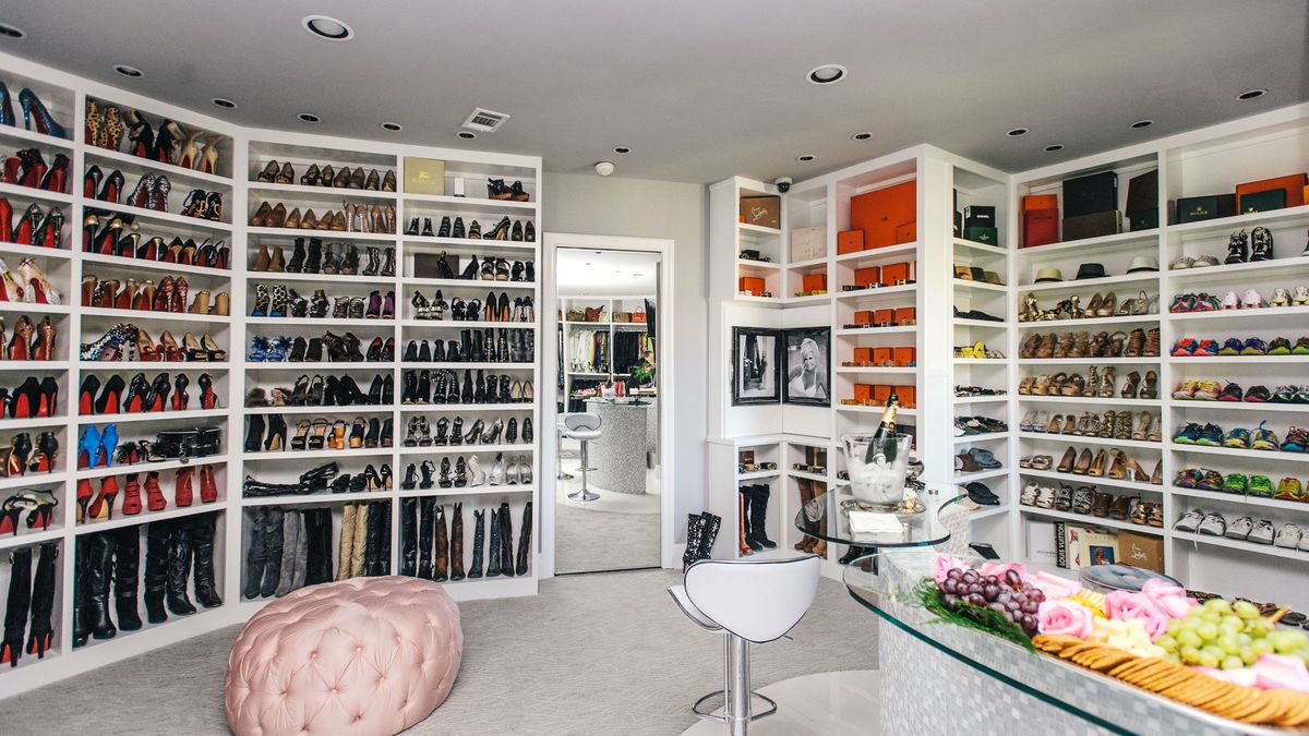 Prateleira, estantes, design de interiores, móveis, varejo, teto, coleção, luminária, vitrine, loja de varejo,