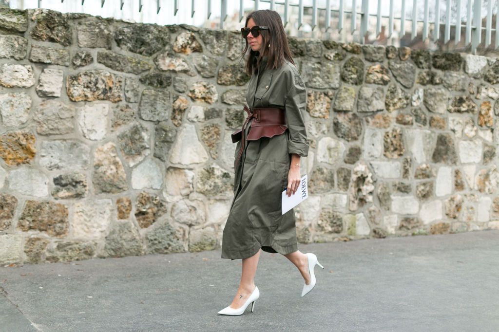 Ulična moda, odjeća, moda, naočale, obuća, zid, vanjska odjeća, rame, zglob, sunčane naočale,
