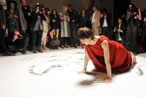 Pisos, Artista, Moda, Arte performática, Design de moda, Monge, Ajoelhar-se, Aprendizagem,