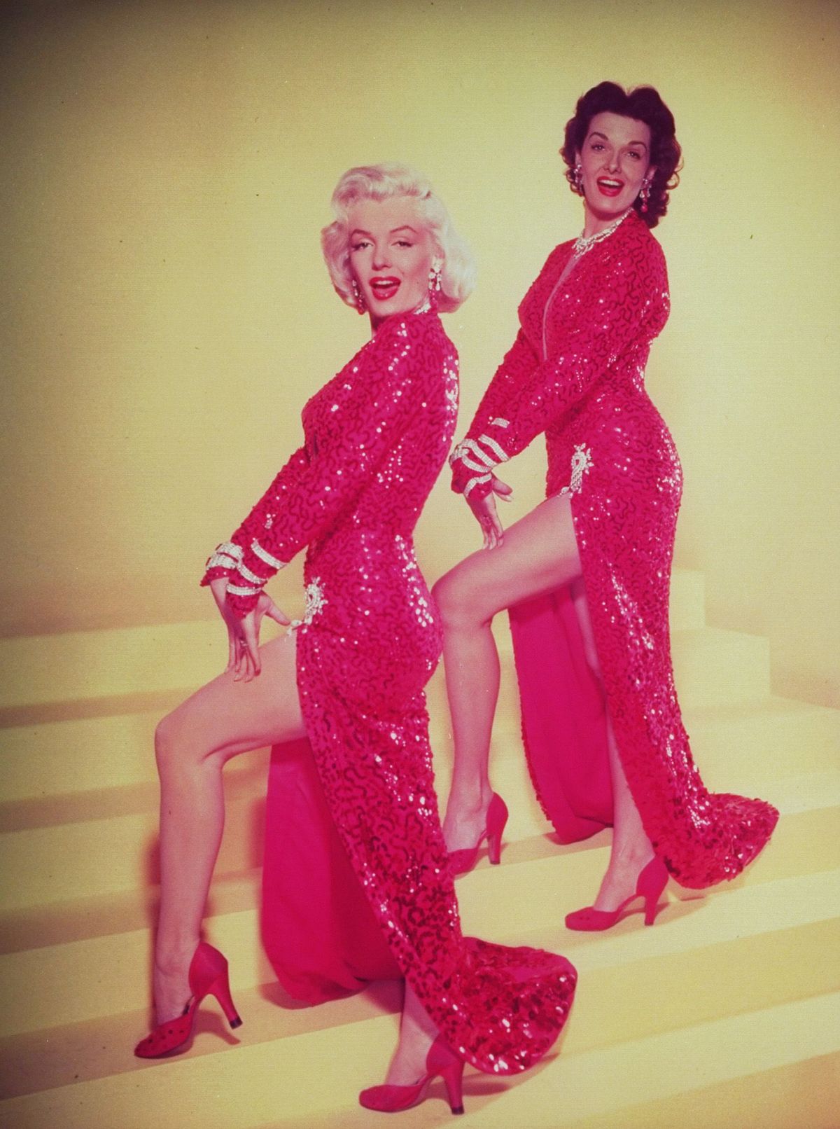 američke glumice marilyn monroe 1926. 1962. lijevo i jane russell, u odgovarajućim haljinama koje je dizajnirao travilla, poziraju se za publicitet i dalje dok snimaju gospoda preferiraju plavuše, Los Angeles, Kalifornija, svibanj 1953. ova fotografija pojavila se na naslovnici 25. svibnja 1953., izdanje fotografije časopisa life ed clarkt kolekcije životnih slika putem getty images