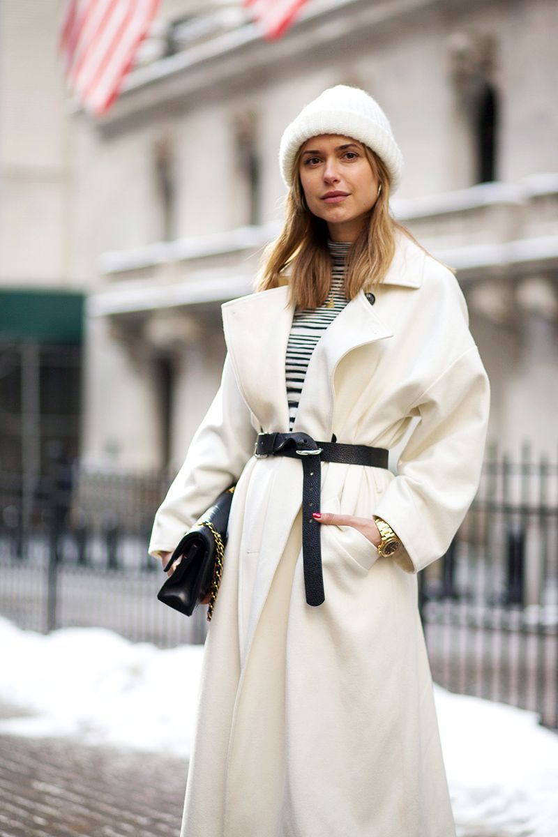 Uma das combinações de cores mais duradouras e chiques é o preto e branco. Combine o seu gorro com um sobretudo sofisticado cingido na cintura para um look clássico que nunca falha.