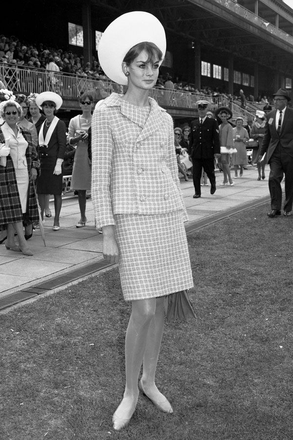Noga, Ciało ludzkie, Stojąca, Styl, Monochromatyczna, Sukienka, Ulica, Moda uliczna, Moda, Odzież jednoczęściowa,