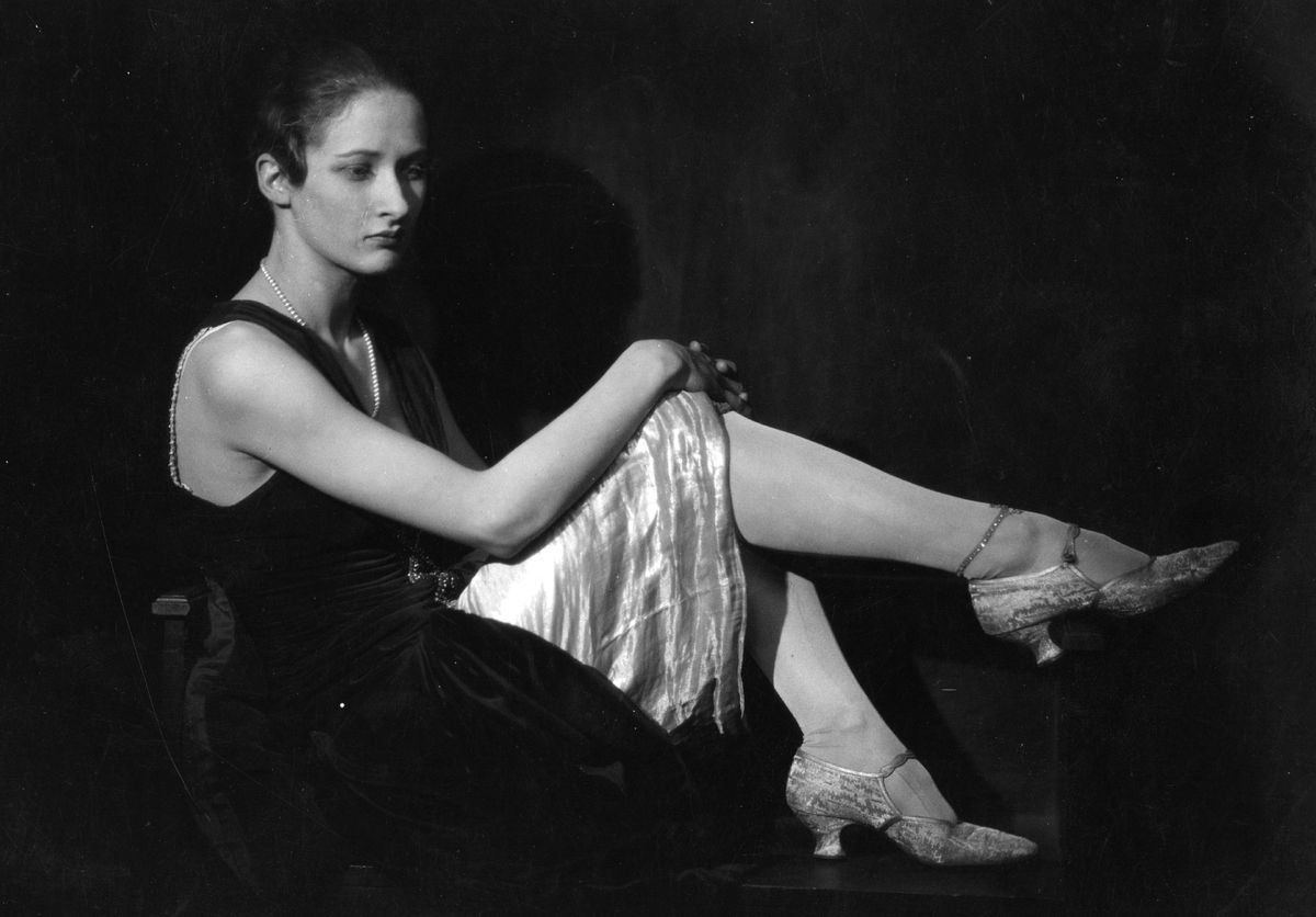 około 1925 roku: słynna piękność manekinów z West Endu i gwiazda estrady Dorothea Varda, ubrana w pończochy przeszywane klejnotami. (Zdjęcie: General Photographic Agency / Getty Images)