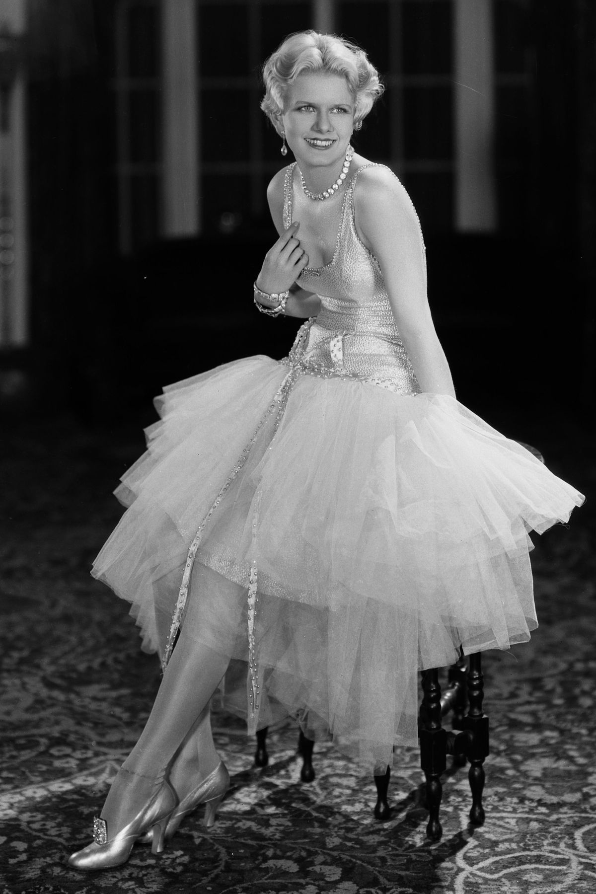 około 1930: gwiazda MGM Jean Harlow (Harlean Carpentier) (1911 - 1937) w stroju wieczorowym. (Zdjęcie za pośrednictwem Fundacji Johna Kobala / Getty Images)
