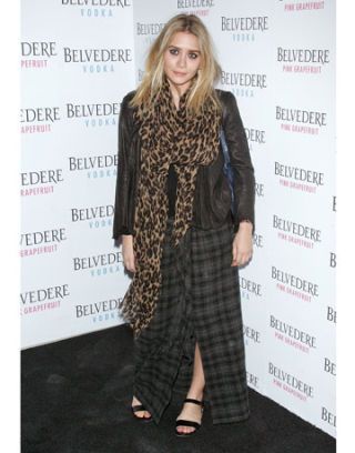 Ashley Olsen in una giacca di pelle vicino alla fila