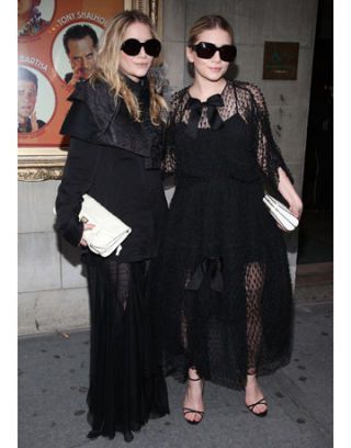 Mary Kate e Ashley Olsen in abiti di pizzo nero vicino alla fila