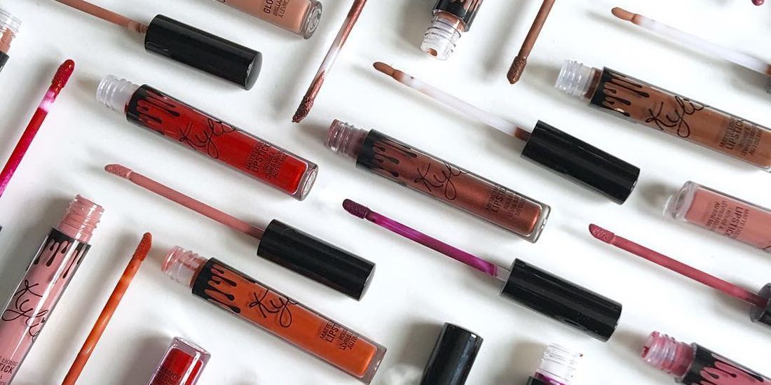 Kylie Jenner hat gerade einen Kylie Cosmetics-Automaten gehänselt