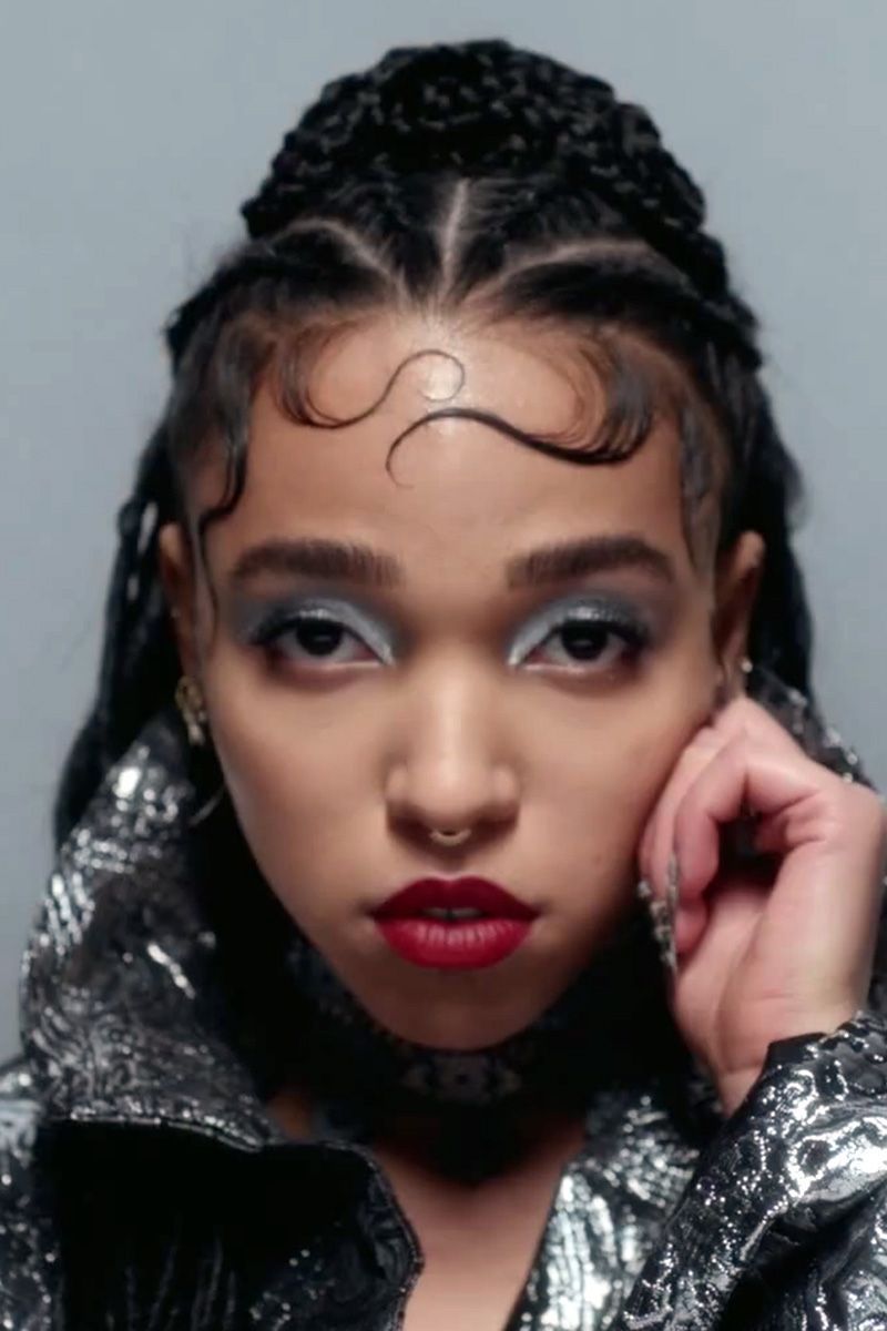 Prvo su se pojavile FKA grančice i njezine zalizane dječje dlačice, pletenice i piercing; zatim je došla Givenchy jesen 2015., gdje je Pat McGrath izgled opisao kao