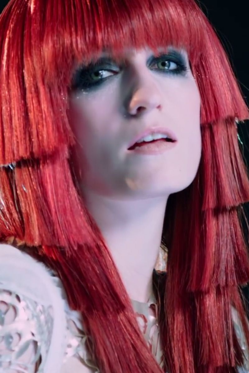 Florence Welch tupe slojeve shvaća doslovno - s iznenađujuće cool efektom.