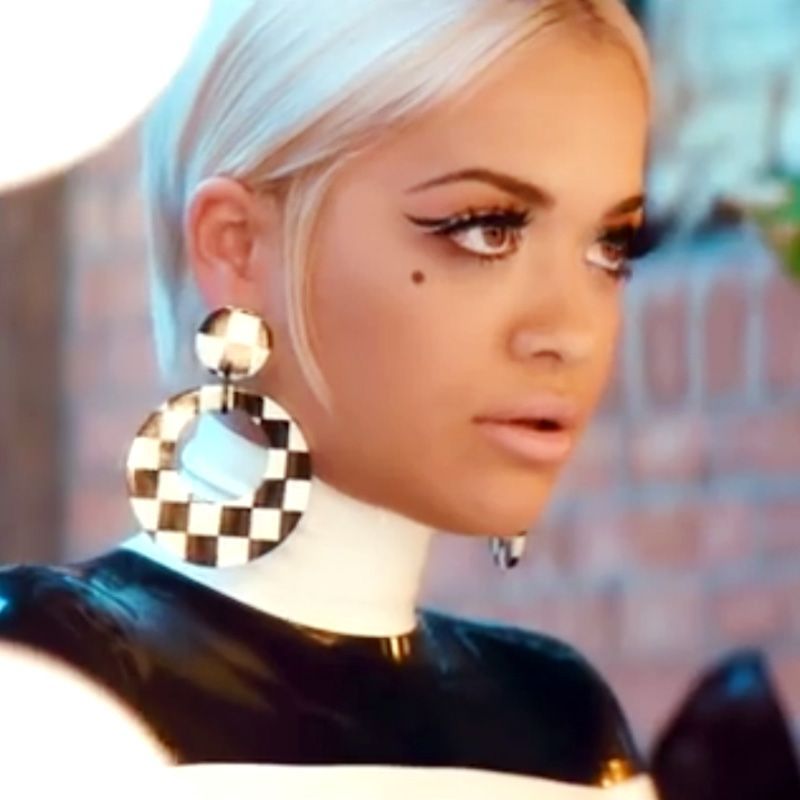 Izrezane pixie, kvrgave trepavice i mačje oči pretvaraju Ritu Ora u modu, ljubavnicu Twiggy ovisnu o drogama.