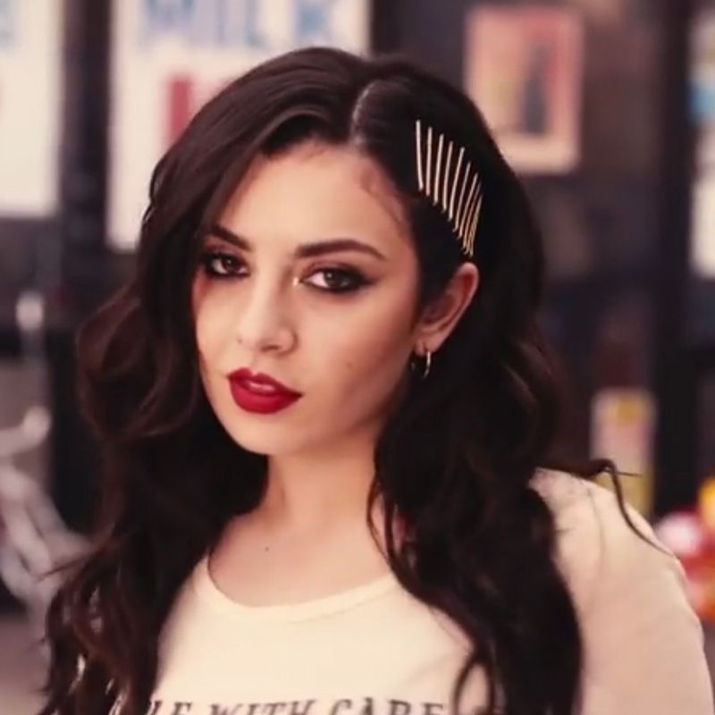 Podmećete klasični glamur teškim metalnim redom poput Charli XCX.