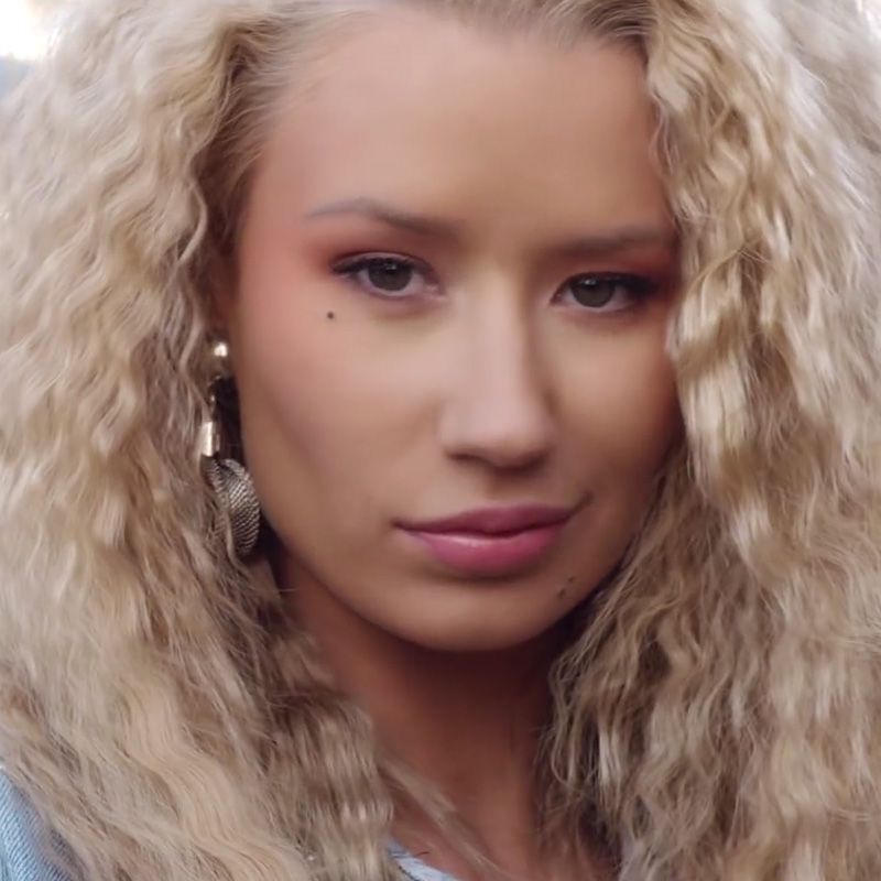Iggy (na slici bez lijepe pomoćnice, Britney) baca ga natrag