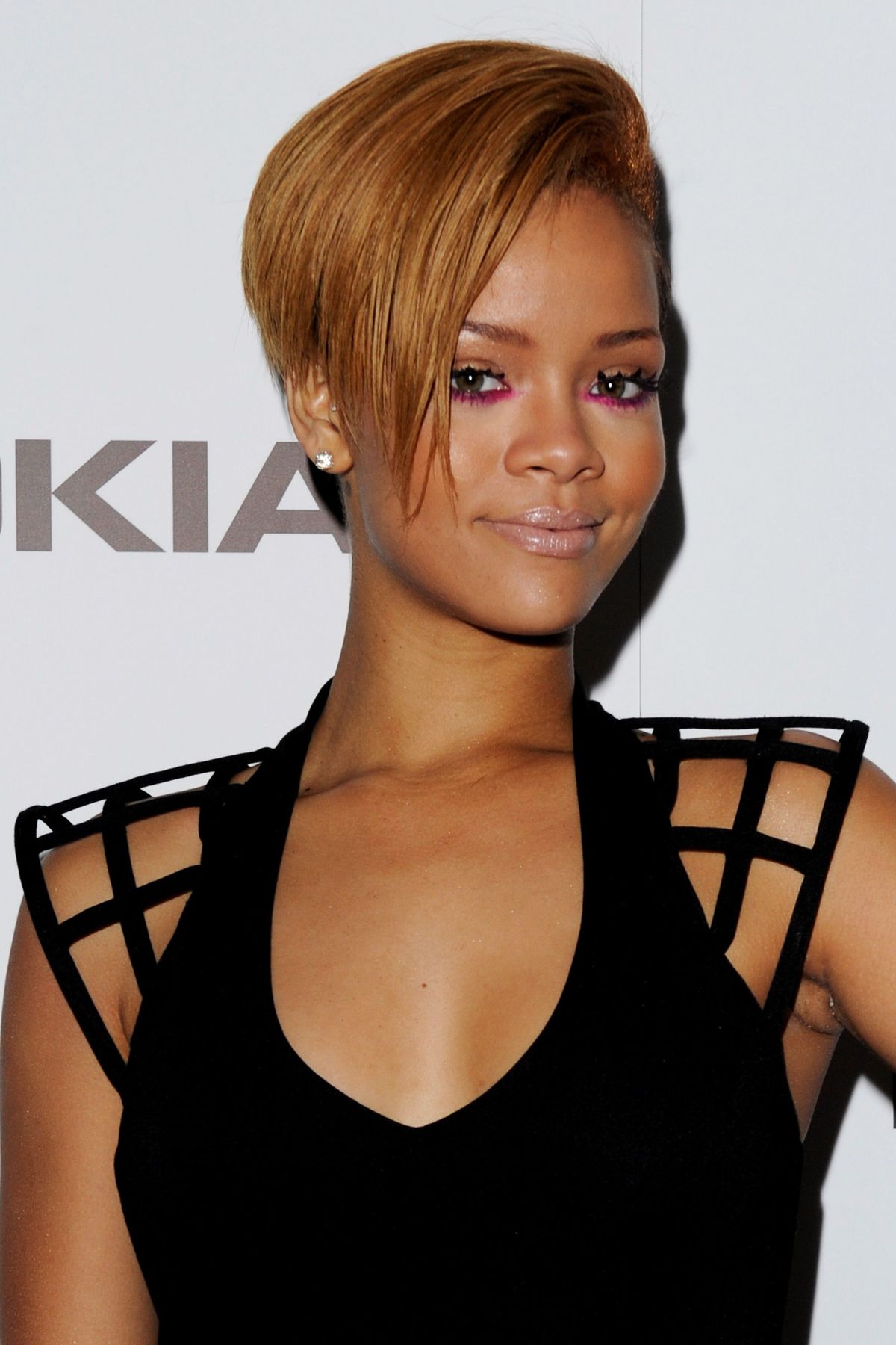蕾哈娜（Rihanna）推出诺基亚x6
