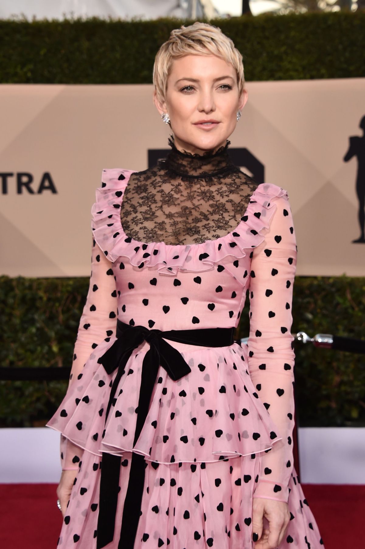 Lasje, Oblačila, Rdeča preproga, Moda, Pričeska, Roza, Preproga, Polka dot, Obleka, Tla,