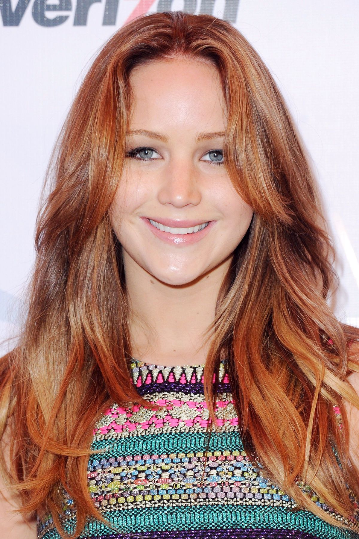 BEVERLY HILLS, CA - 11 STYCZNIA: Aktorka Jennifer Lawrence przybywa na lunchu rozdania nagród AFI 2012 w dniu 11 stycznia 2013 r. W Beverly Hills w Kalifornii. (Zdjęcie: Jon Kopaloff / FilmMagic)