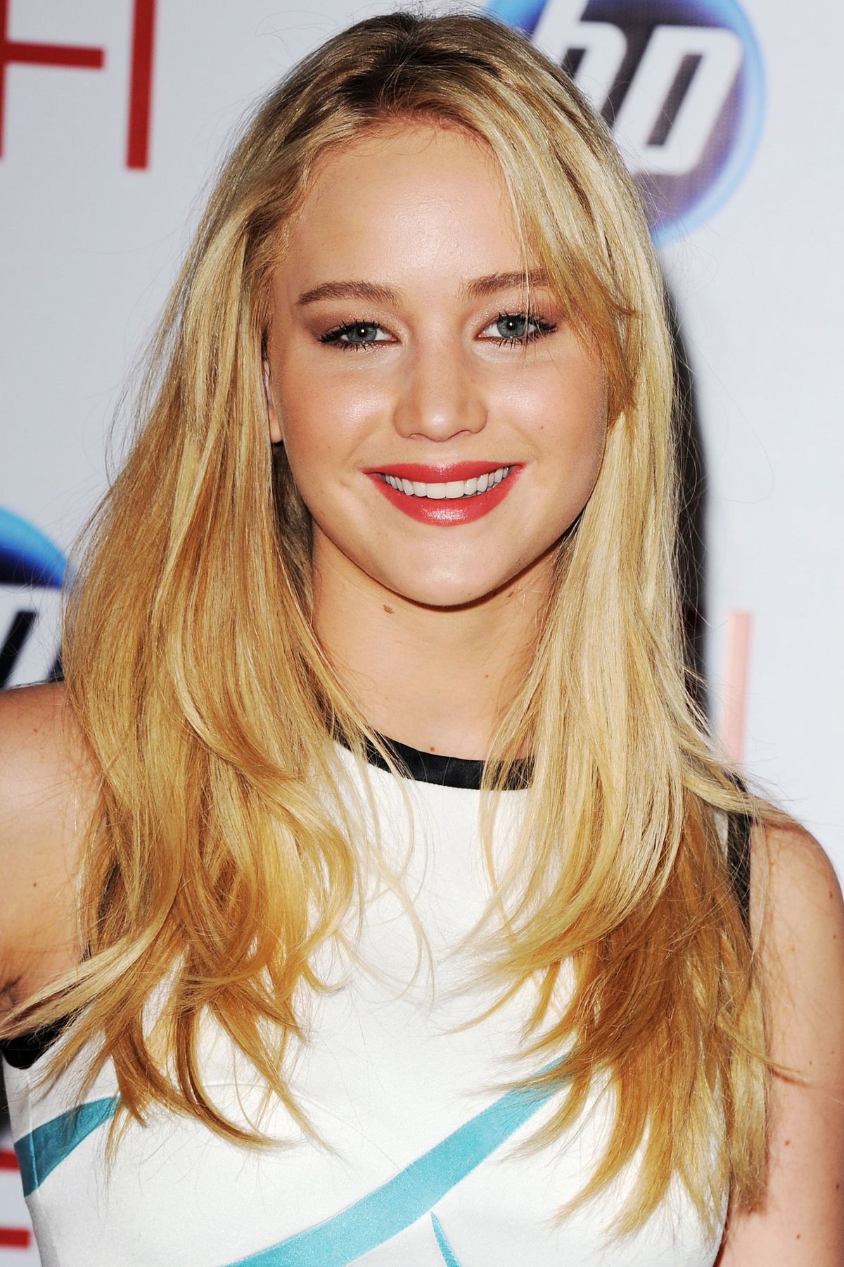 BEVERLY HILLS, CA - 14 stycznia: Aktorka Jennifer Lawrence przybywa na 2011 AFI Awards w hotelu Four Seasons w dniu 14 stycznia 2011 r. W Beverly Hills w Kalifornii. (Zdjęcie: Jon Kopaloff / FilmMagic) *** Podpis lokalny *** Jennifer Lawrence