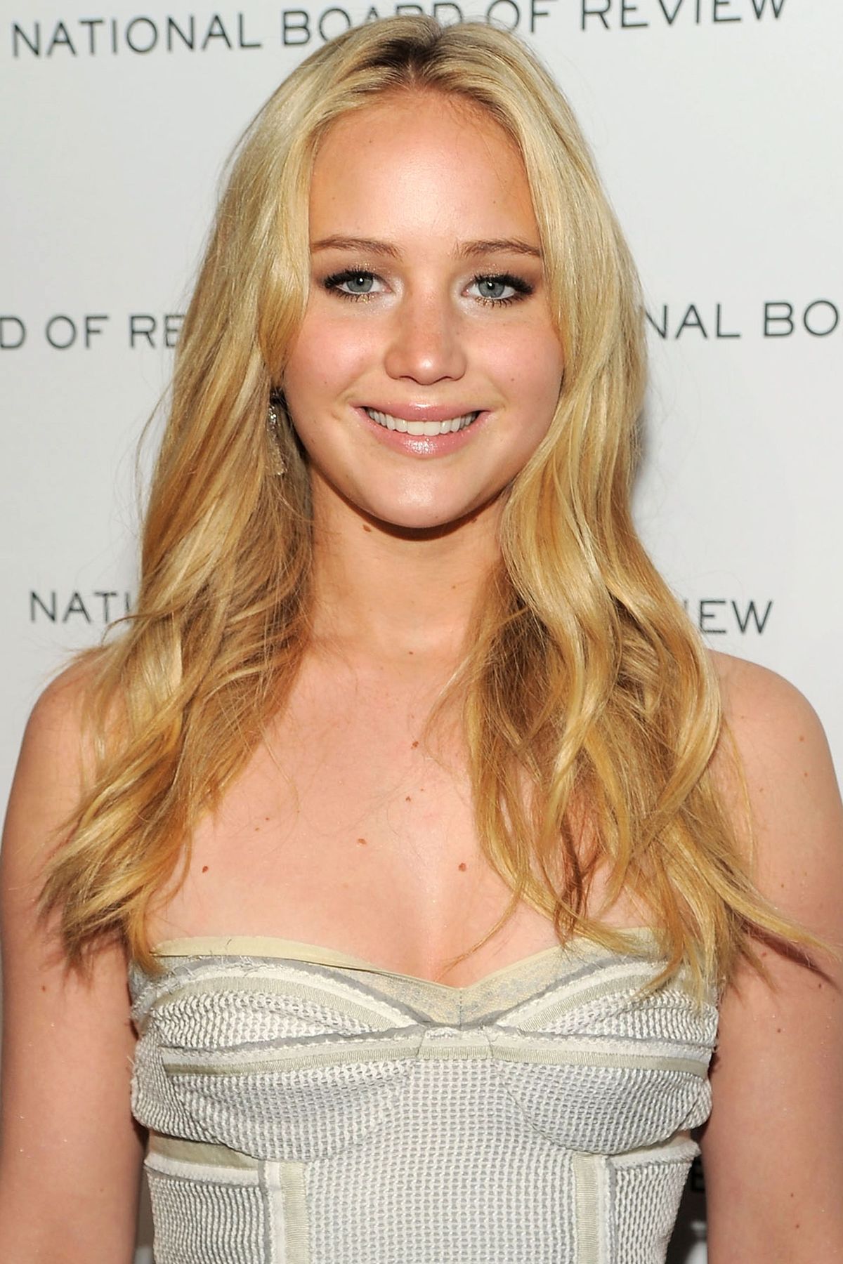 Aktorka Jennifer Lawrence bierze udział w gali National Board of Review of Motion Pictures 2011, która odbędzie się 11 stycznia 2011 r. W Cipriani 42nd Street w Nowym Jorku. (Zdjęcie: Dimitrios Kambouris / WireImage)