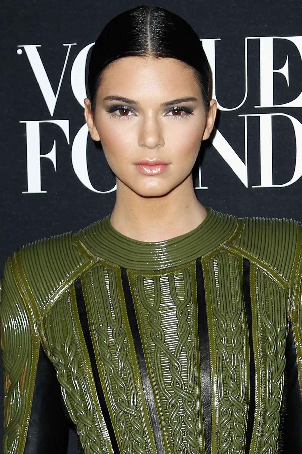 Paryż, Francja - 09 lipca: Kendall Jenner uczestniczy w gali Fundacji Vogue w ramach Tygodnia Mody w Paryżu w Palais Galliera 9 lipca 2014 r. W Paryżu, Francja. (Zdjęcie: Julien M.Hekimian / French Select / Getty Images)