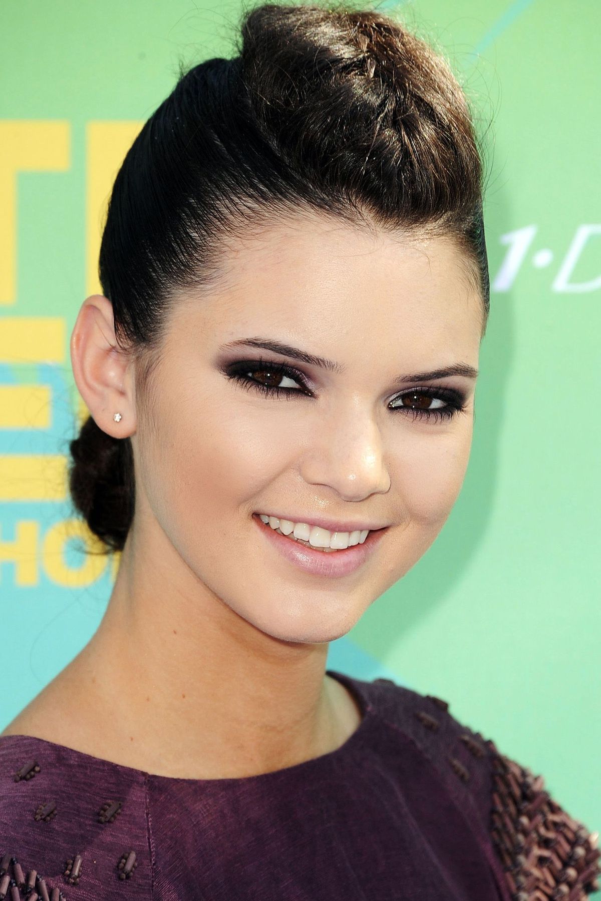 Osobowość telewizyjna Kendall Jenner przybywa na rozdanie nagród Teen Choice Awards 2011, które odbyło się w Gibson Amphitheatre 7 sierpnia 2011 roku w Universal City w Kalifornii.