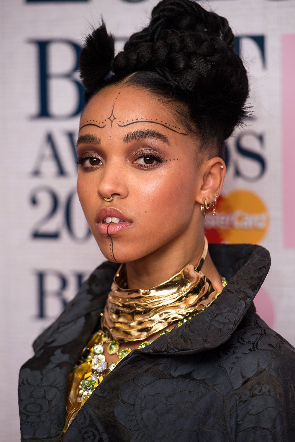 LONDYN, ANGLIA - 15 stycznia: FKA Twigs uczestniczy w premierze nominacji do The Brit Awards 2015 w ITV Studios w dniu 15 stycznia 2015 w Londynie. (Zdjęcie: Ian Gavan / Getty Images)