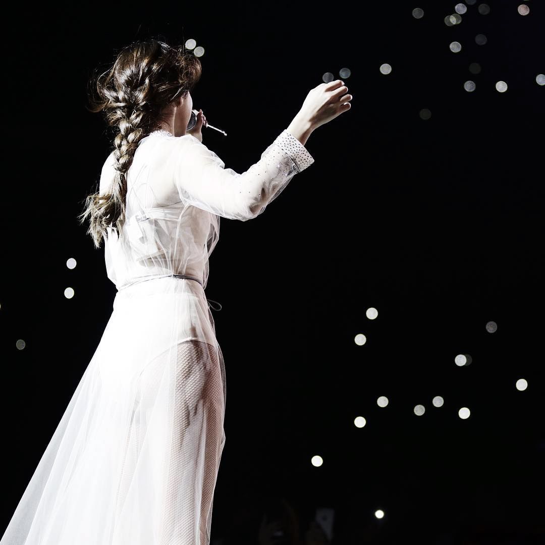 selena gomez - backstage - 4