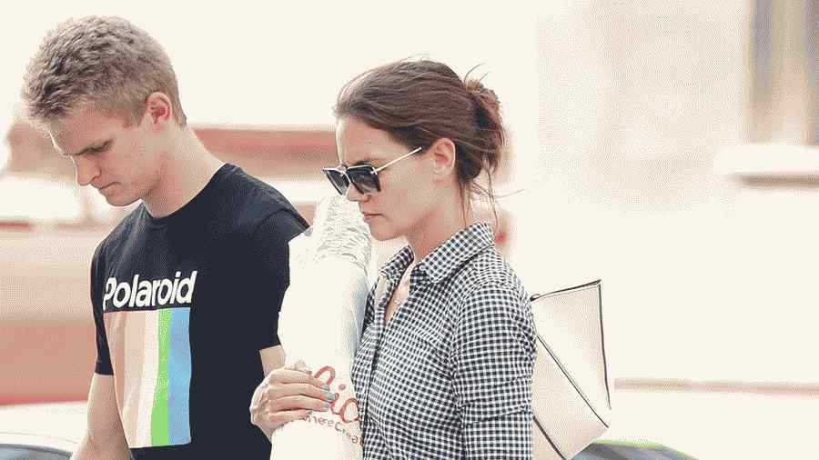 Katie Holmes pontuou um para o estilo mãe descolada em cano alto retrô