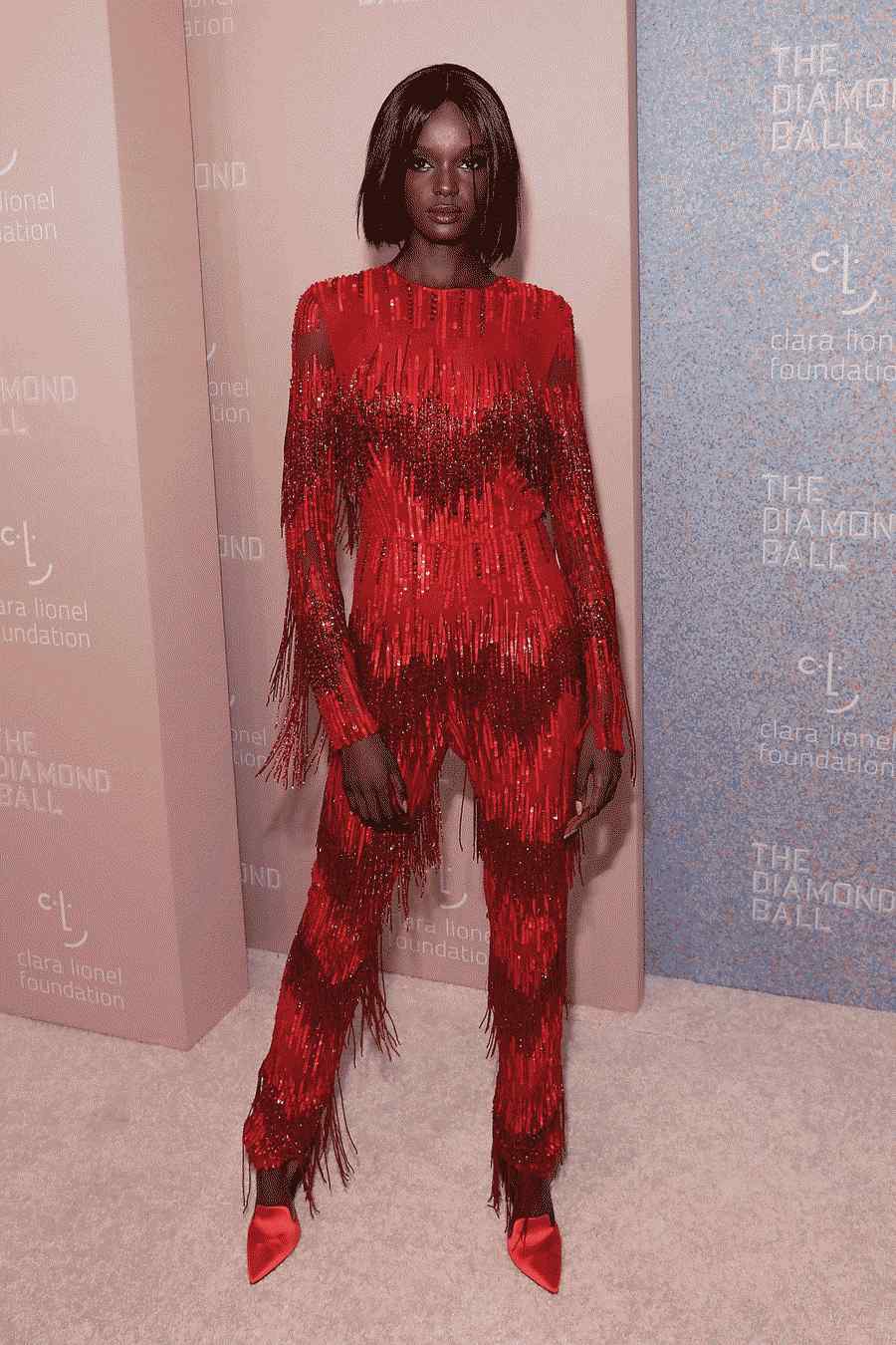 A imagem pode conter Vestuário Vestuário Vestido Mulher Homem Homem Manga Moda e Mulher