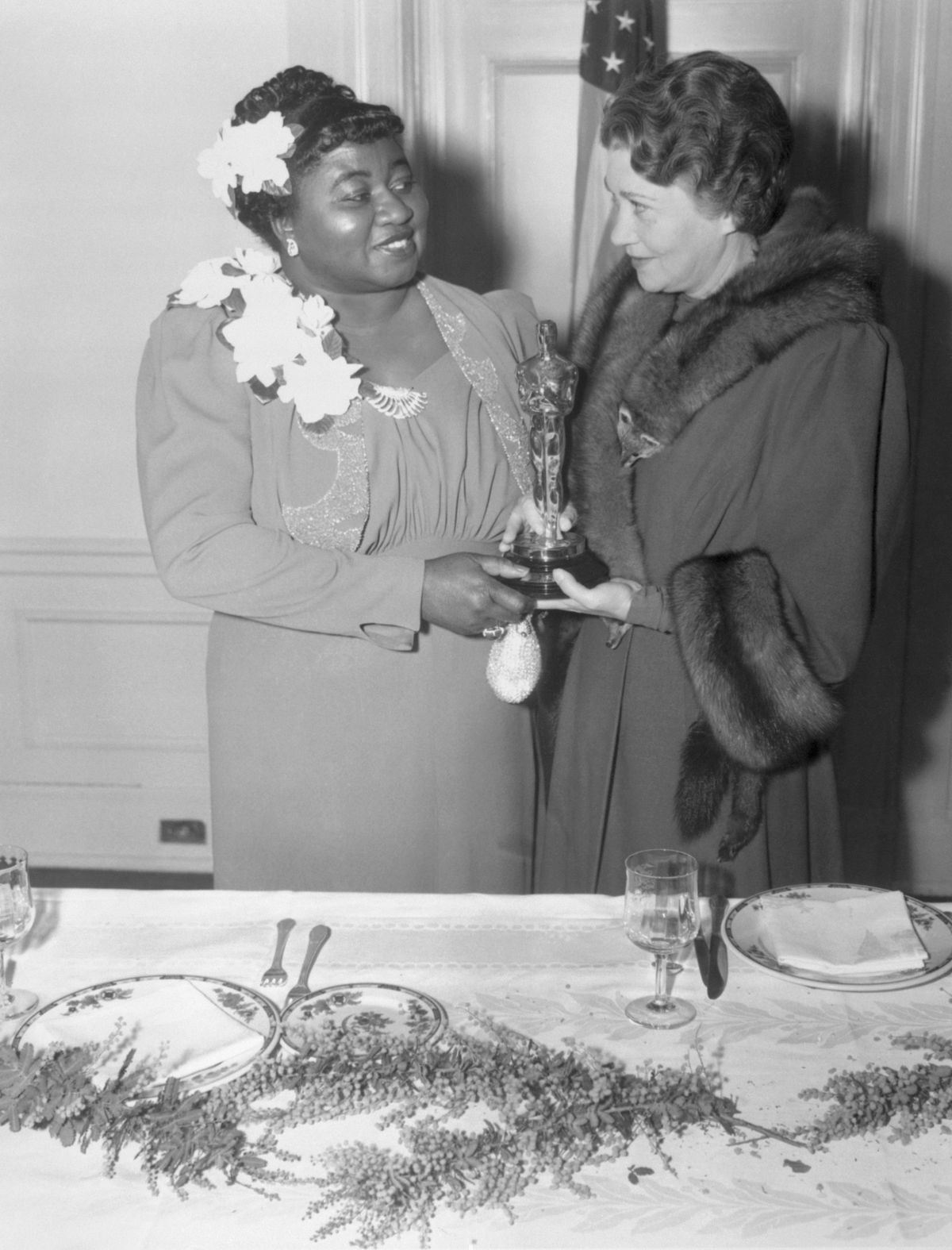 hattie mcdaniel, po lewej, otrzymuje nagrodę akademii