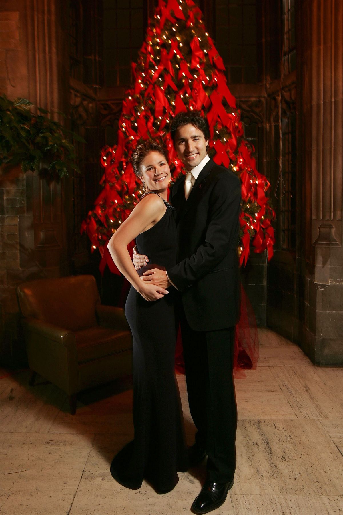 BLOOR ENTERTAINS WRAP --- 11/30/05 - Sophie e Justin Trudeau alla conclusione dopo la raccolta fondi di Bloor Street alla Hart House dell