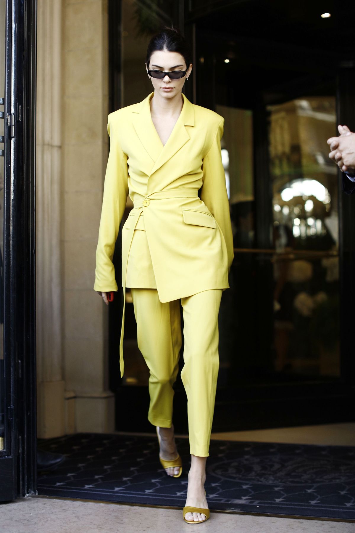 Modni model, Moda, Odjeća, Ulična moda, Žuta, Modna revija, Pista, Haute couture, Snimka, Modni dizajn,