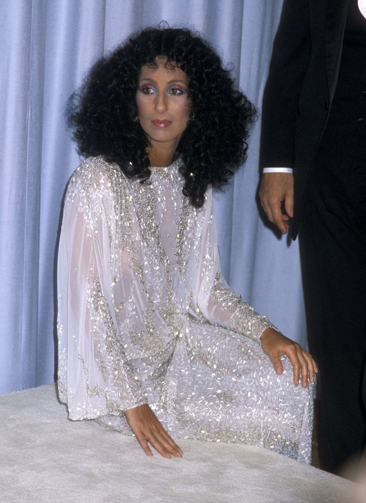 LOS ANGELES - 11 kwietnia: Piosenkarka / aktorka Cher uczęszcza na 55. dorocznej ceremonii rozdania Oscarów 11 kwietnia 1983 r. W Dorothy Chandler Pavilion, Los Angeles Music Center w Los Angeles w Kalifornii. (Zdjęcie: Ron Galella / WireImage)