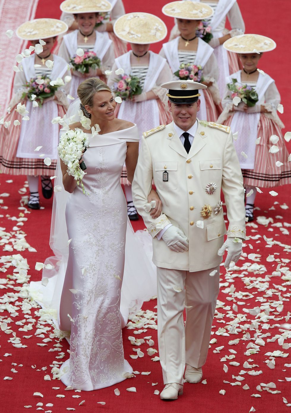 Małżeństwo, Moda, Czerwony dywan, Suknia ślubna, Ceremonia, Sukienka, Odzież formalna, Tradycja, Wydarzenie, Ślub,