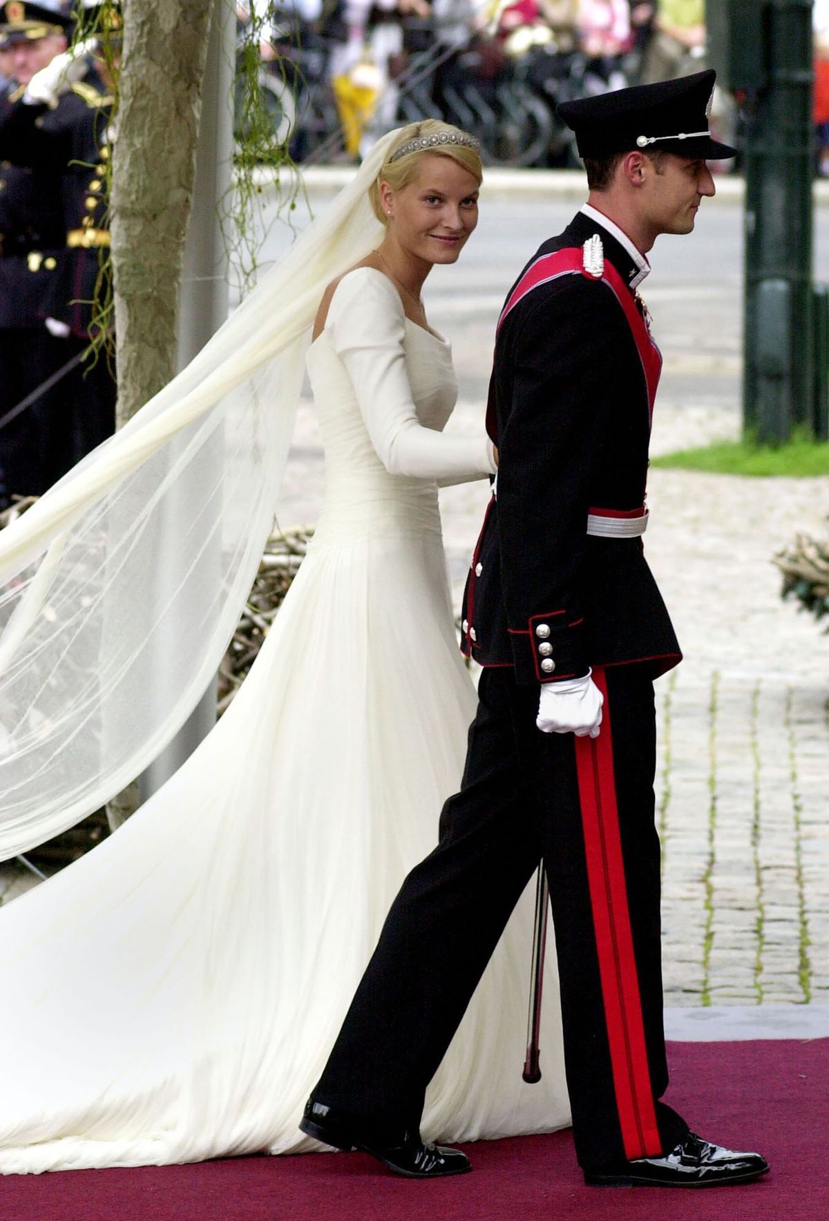 Suknia, sukienka, ceremonia, suknia ślubna, panna młoda, ślub, czerwony dywan, odzież ślubna, moda, wydarzenie,