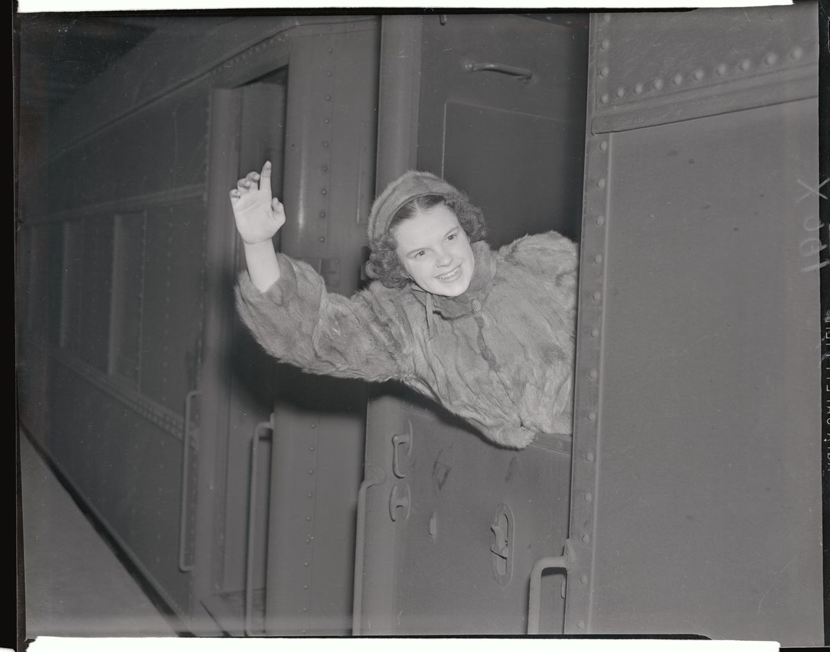 Judy Garland machająca z pociągu
