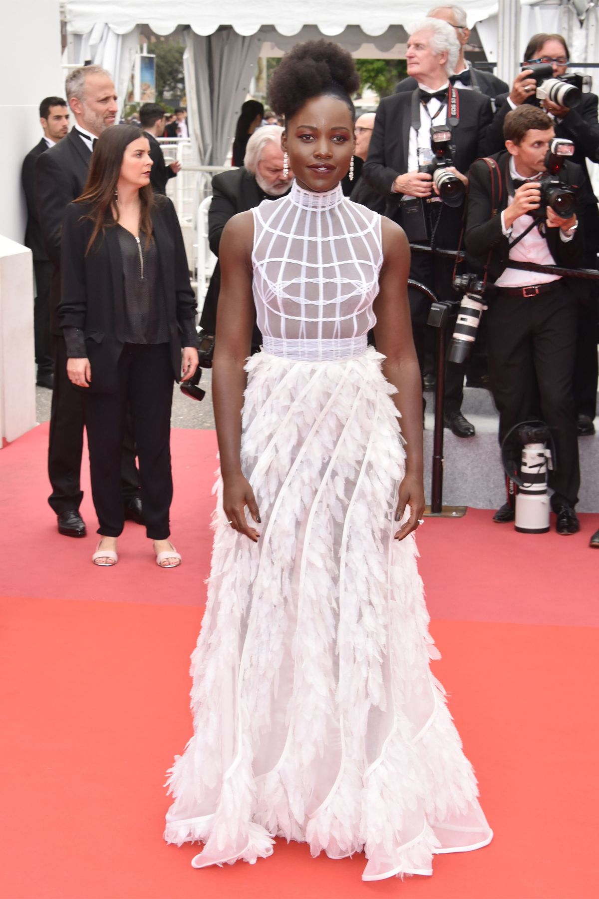 Czerwony dywan, dywan, sukienka, podłoga, odzież, suknia, premiera, moda, haute couture, fryzura,