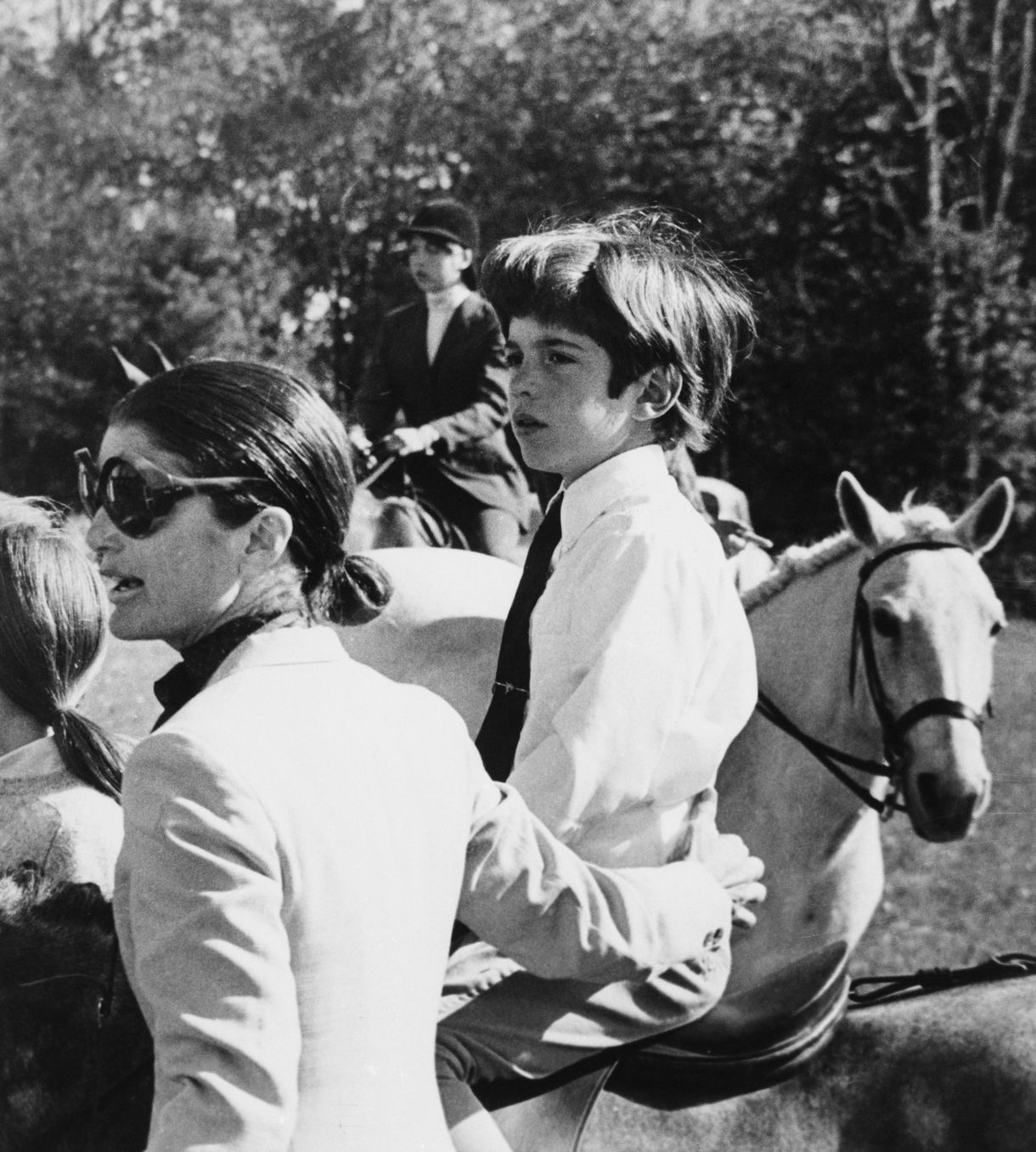 Porträtt av Jackie och John F Kennedy Jr på Horse Show