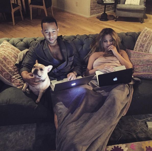 La coppia si rilassa con i loro laptop e il bulldog francese in un Instagram sottotitolato,