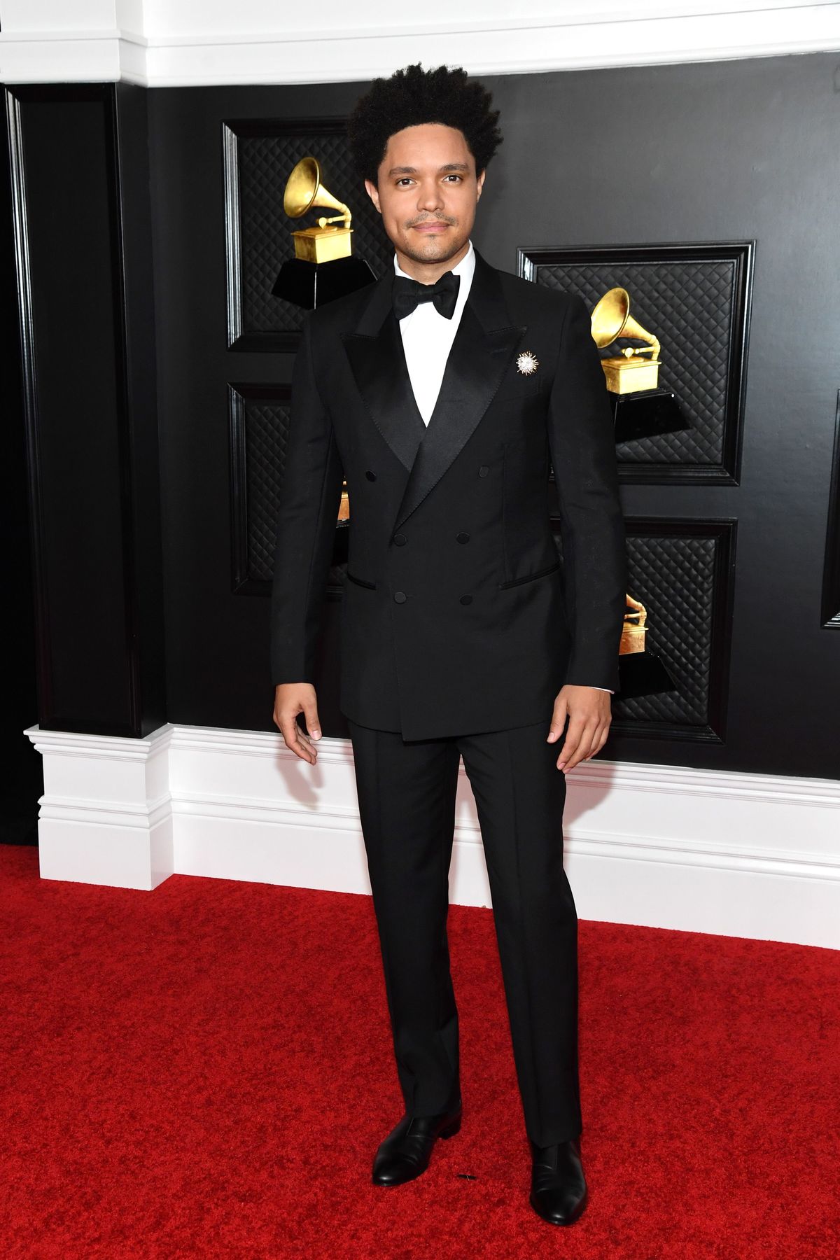 los angeles, kalifornia 14 marca trevor noah bierze udział w 63. dorocznej ceremonii rozdania nagród Grammy w centrum kongresowym w los angeles 14 marca 2021 r. w los angeles w kalifornii fot. kevin mazurgetty zdjęcia dla akademii nagrywania