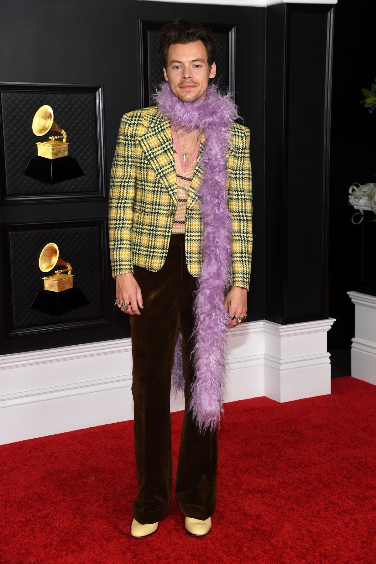 los angeles, kalifornia 14 marca harry styles bierze udział w 63. dorocznej ceremonii rozdania nagród Grammy w centrum kongresowym w los angeles 14 marca 2021 r. w los angeles w kalifornii fot. kevin mazurgetty zdjęcia dla akademii nagrywania